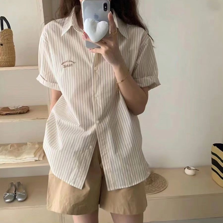 Áo sơ mi họa tiết kẻ caro năng động, dễ dàng phối đồ, có tại Vyan Store Đặng Văn Ngữ