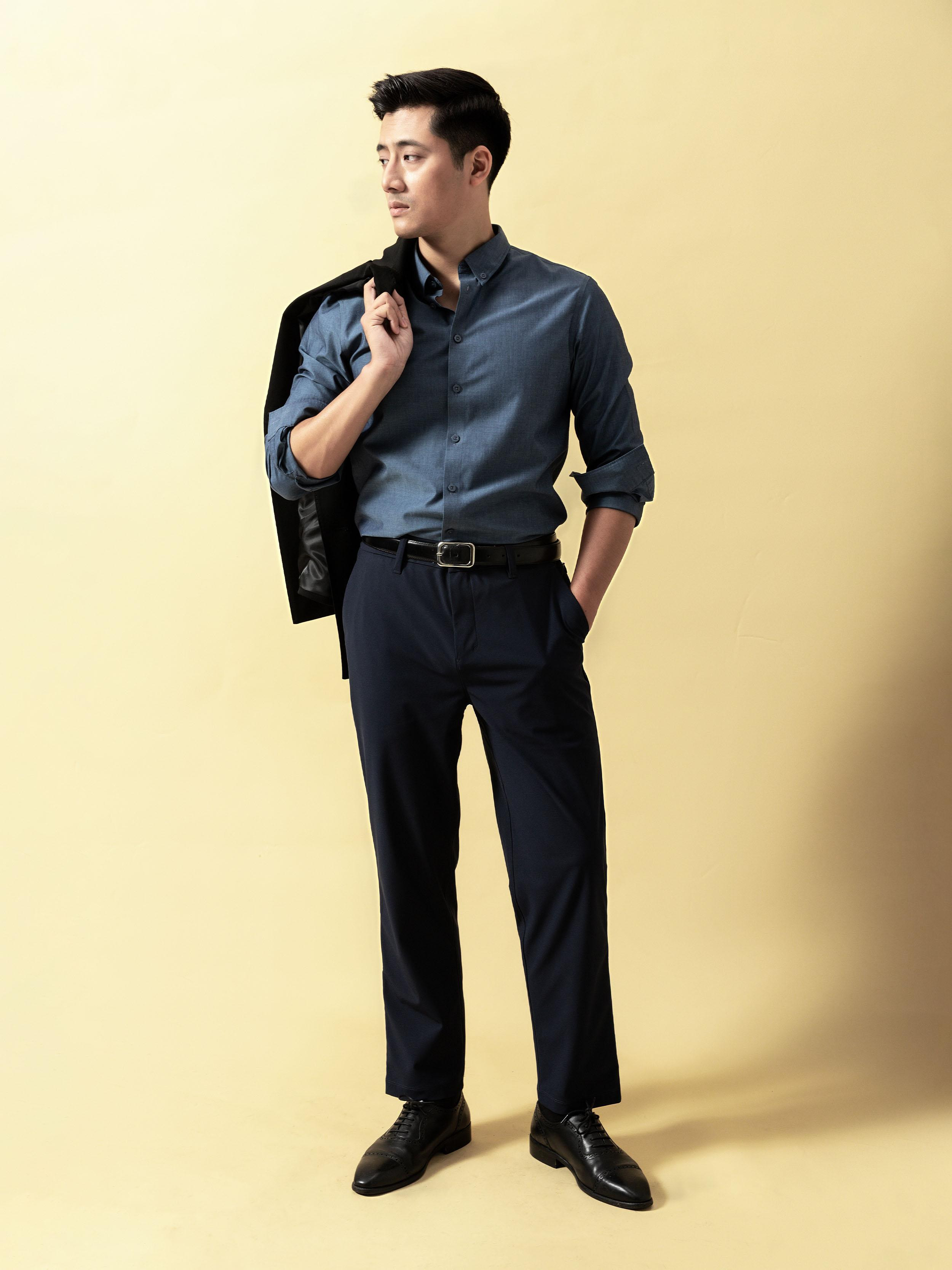 Áo sơ mi nam dài tay màu xanh indigo cao cấp, dễ dàng phối hợp với quần xanh than tạo phong cách lịch sự.