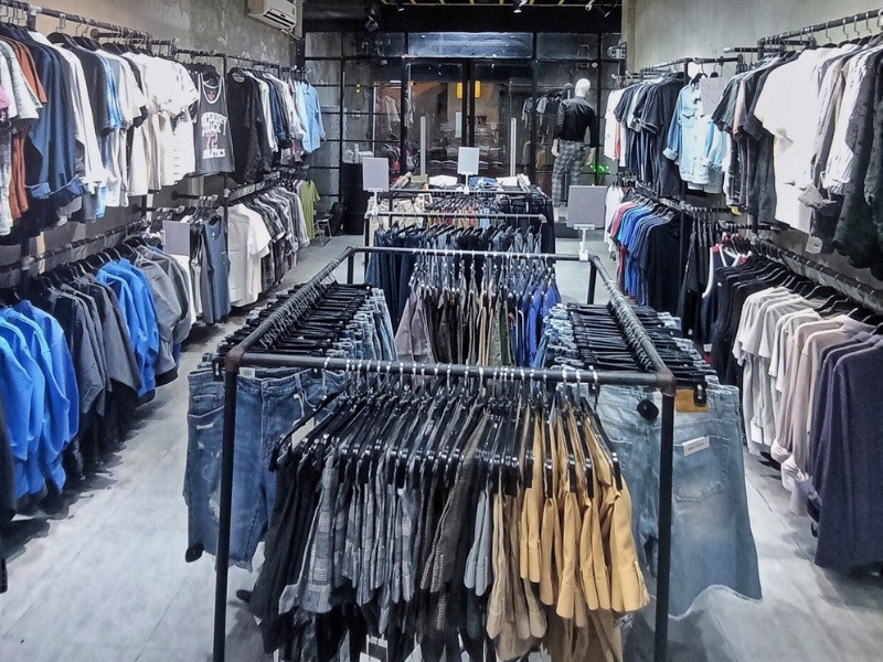 Áo sơ mi và quần kaki nam trung niên xuất khẩu tinh tế tại D.CLOTHES Store.