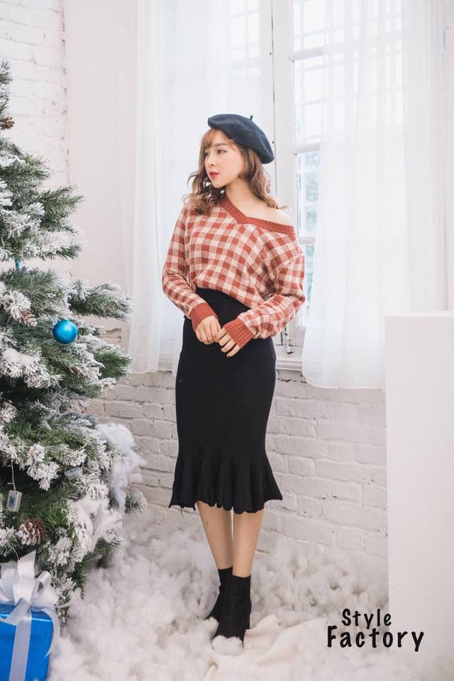 Áo thun basic mix chân váy jean xẻ tà tạo phong cách trẻ trung, năng động tại Style Factory Đặng Văn Ngữ