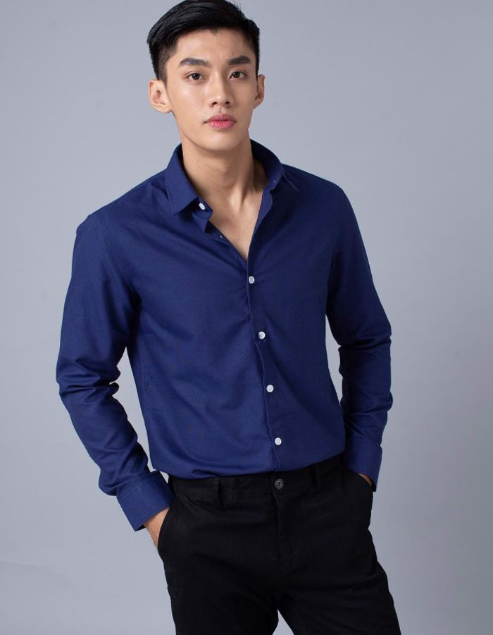 Áo xanh đen phối quần màu gì? Lịch lãm với set quần đen sơ mi xanh đen
