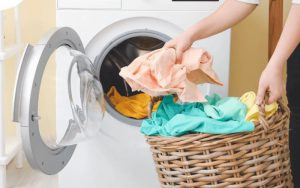 Bảng so sánh ưu nhược điểm của giặt hơi nước và các phương pháp giặt quần áo phổ biến khác.