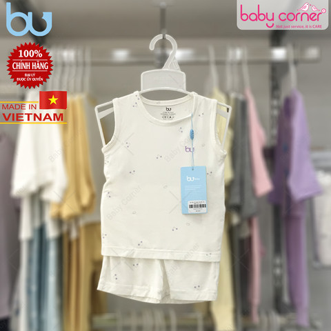 Bé trai đáng yêu mặc bộ áo ba lỗ quần đùi vải tre mềm mại, thoáng mát của BU Baby, phù hợp cho ngày hè nóng bức