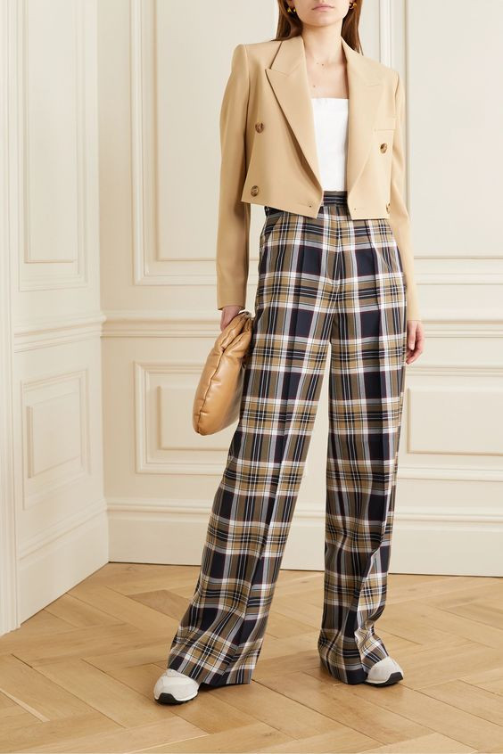 Bí quyết mặc đẹp quần caro ống rộng với áo blazer tạo nên sự đối lập thú vị giữa nét cổ điển và hiện đại