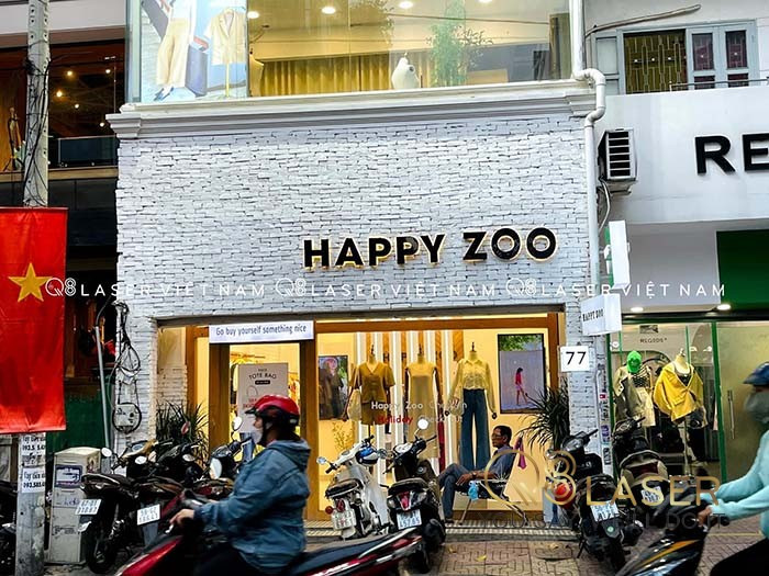 Biển quảng cáo quần áo trẻ em với thiết kế chữ nổi kết hợp logo đáng yêu