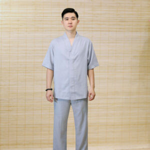 Bộ quần áo cư sĩ nam tay ngắn vải linen màu xám với thiết kế nút nhựa đơn giản, phù hợp cho các buổi pháp hội