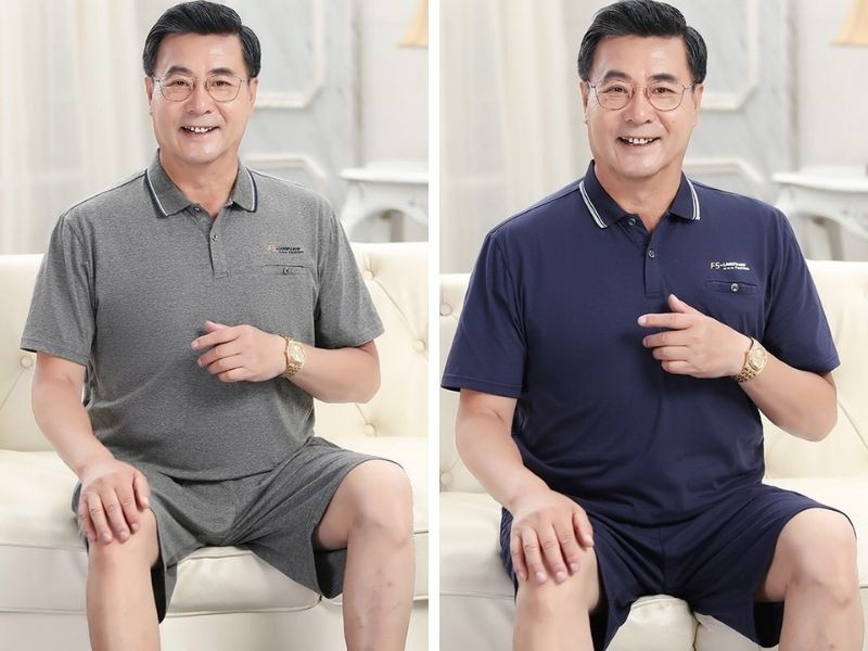 Bộ thể thao nam gồm áo polo và quần short mang lại vẻ năng động, thoải mái cho người lớn tuổi nam khi ở nhà hoặc dạo chơi.