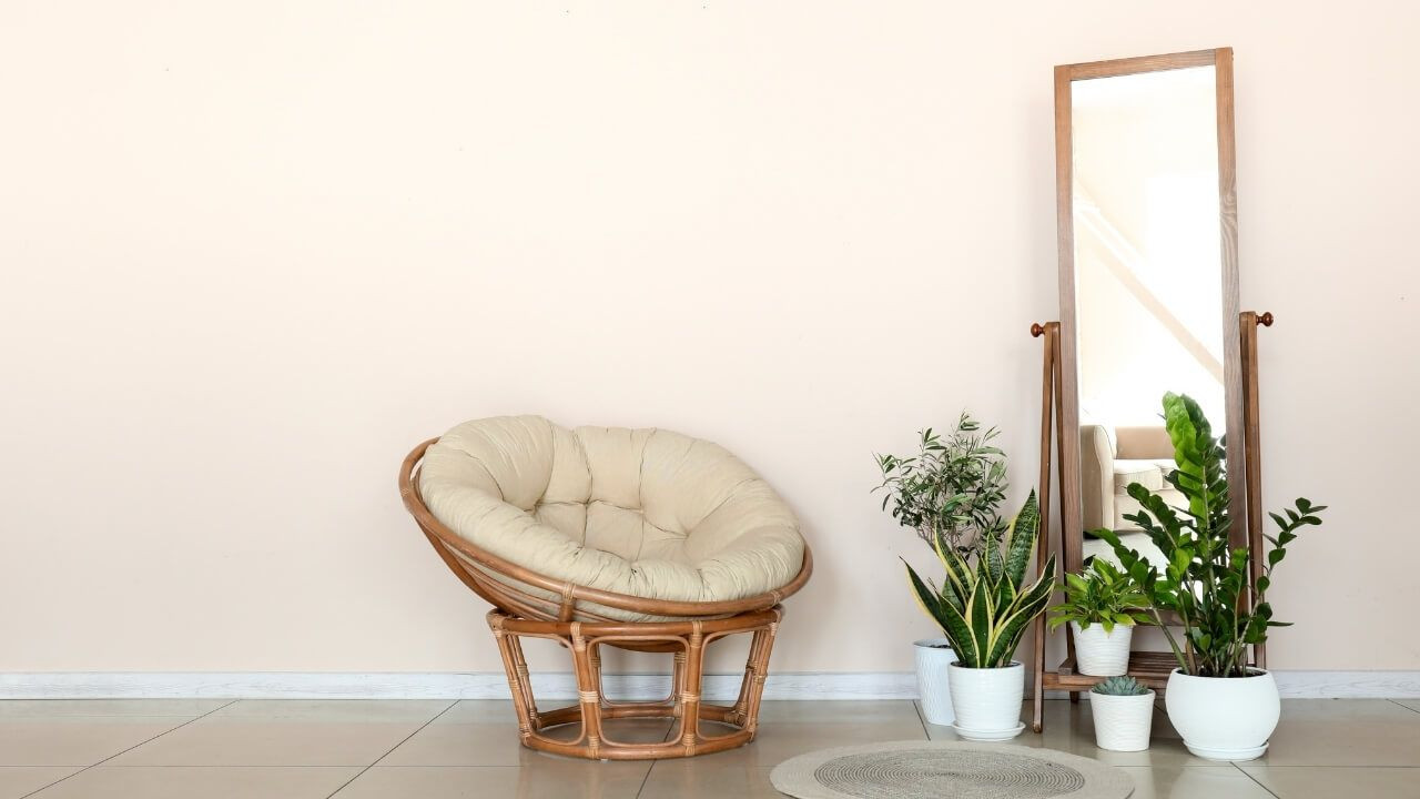 Bố trí nội thất tối giản trong phòng livestream bán quần áo, chỉ tập trung vào các vật dụng cần thiết như giá treo và bàn nhỏ, giúp không gian thông thoáng