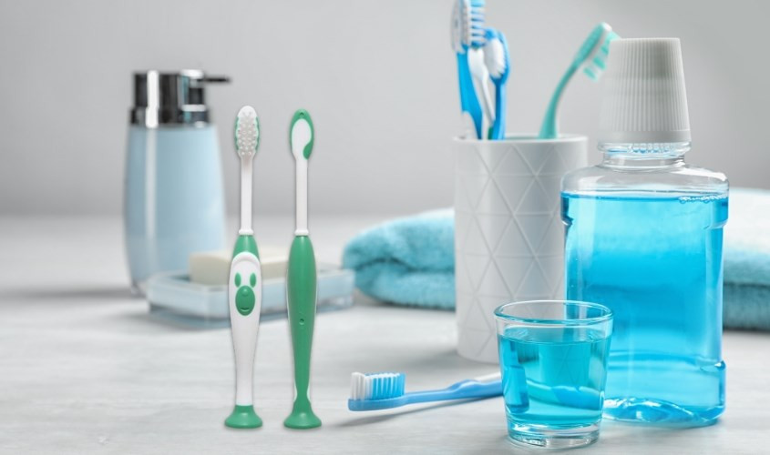 Bôi bơ đậu phộng lên vết singum để dầu trong bơ làm giảm độ bám dính của kẹo