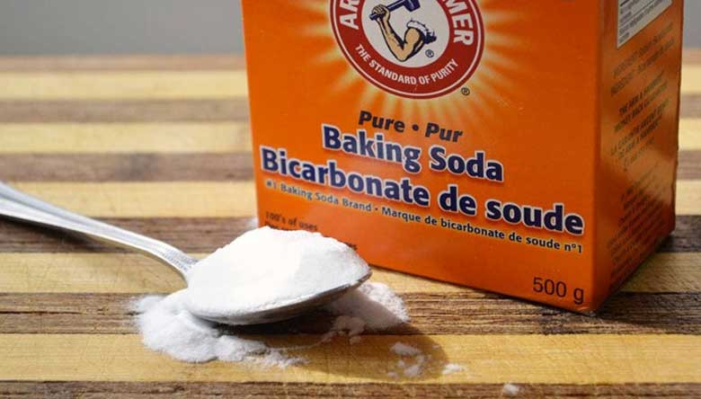 Bột baking soda được sử dụng để pha dung dịch tẩy vết mực trên quần áo