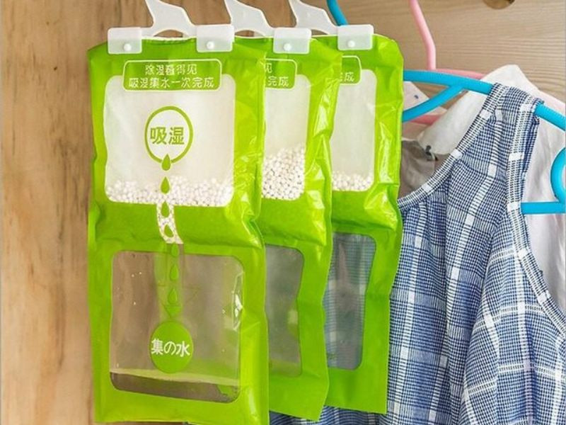 Các gói hút ẩm đặt trong tủ quần áo giúp duy trì môi trường khô ráo, ngăn ngừa nấm mốc phát triển