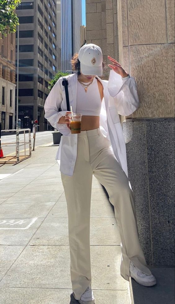 Cách phối đồ cân bằng với croptop, quần ống rộng và áo sơ mi khoác ngoài