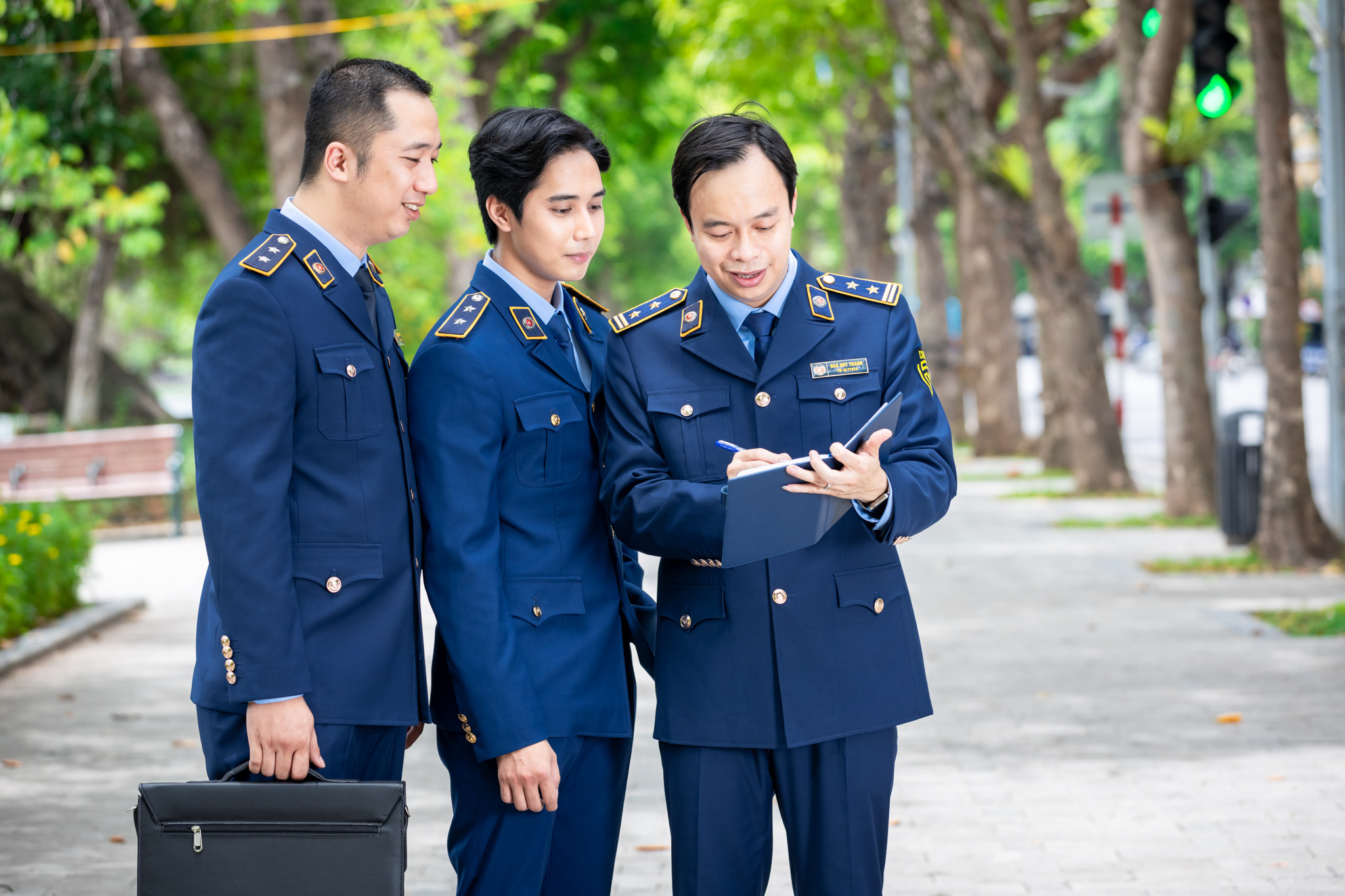 Cán bộ cấp cao của lực lượng quản lý thị trường phát biểu tại bục, bộ áo quản lý thị trường chỉnh tề thể hiện uy nghiêm