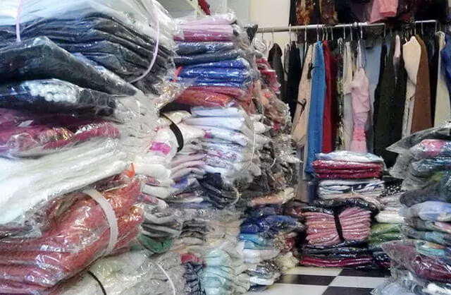 Cảnh quan đông đúc tại chợ Đồng Xuân, một điểm nhập sỉ quần áo hot trend uy tín ở Hà Nội.