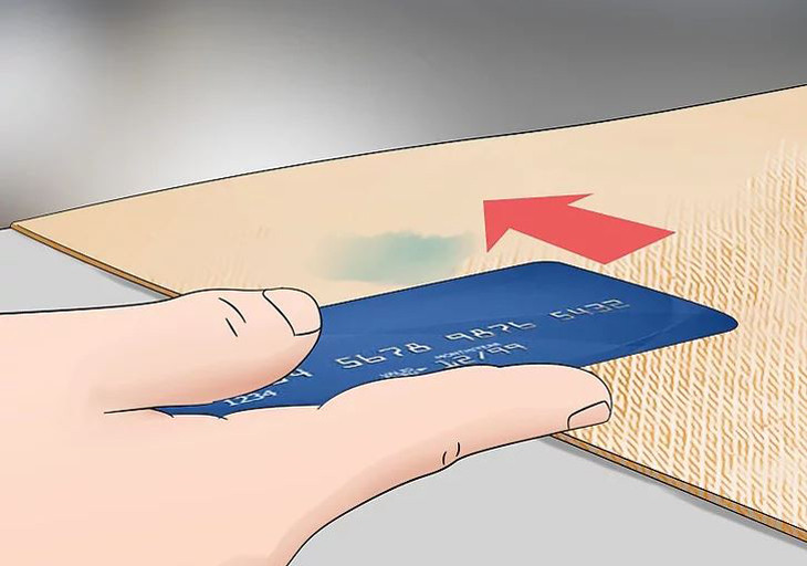 Cạo nhẹ nhàng phần keo đã mềm ra khỏi quần áo