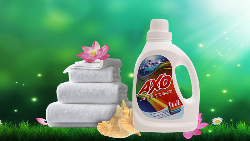 Chai nước tẩy quần áo màu AXO hương thanh khiết với nhãn trắng