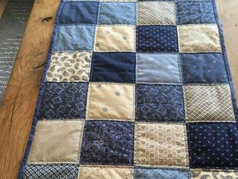 Chăn chắp vá độc đáo từ những mảnh vải jean cũ nhiều màu sắc, mang lại sự ấm áp và phong cách boho cho không gian sống