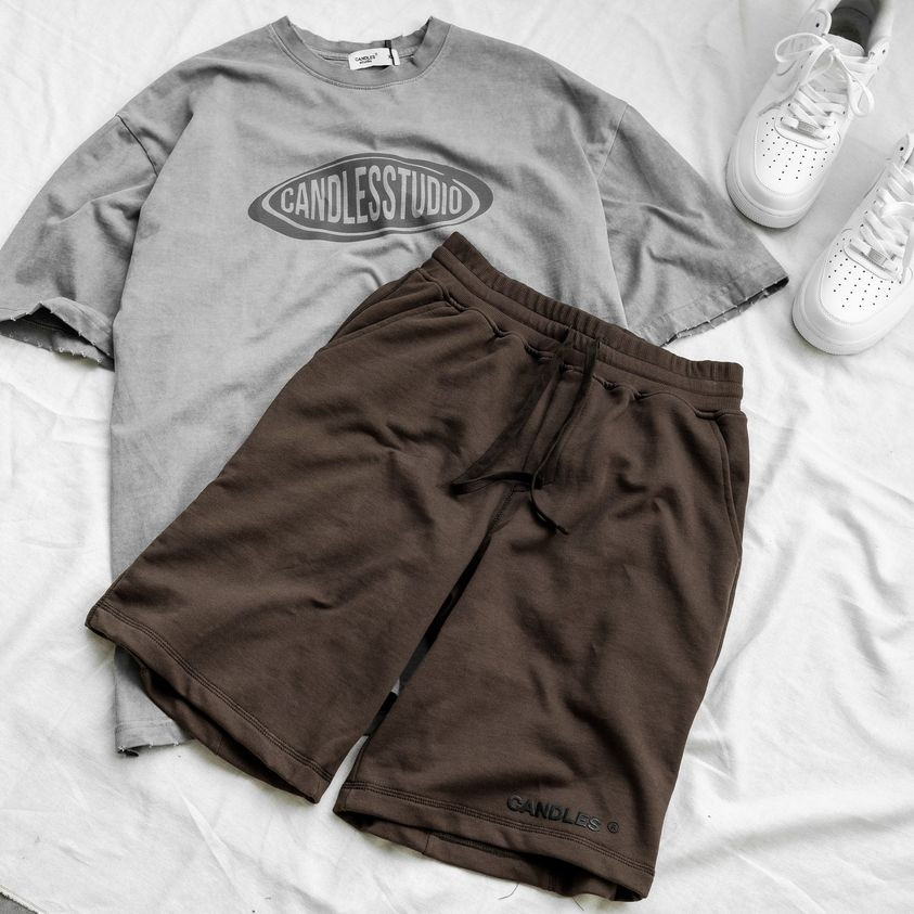 Chàng trai phối áo thun xám với quần jogger nâu và sneaker trắng năng động