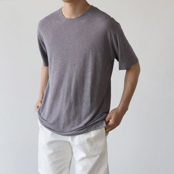 Chàng trai phong cách với áo xám basic và quần short trắng, sự kết hợp hoàn hảo cho ngày hè