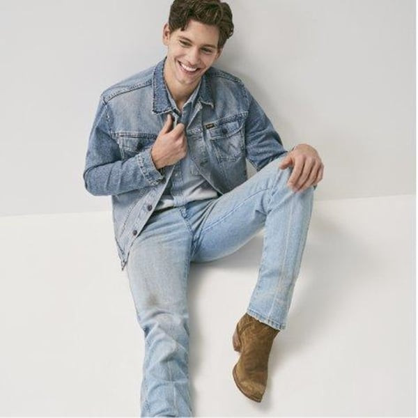 Chàng trai tự tin với áo sơ mi denim xanh và quần jean xanh đồng tông