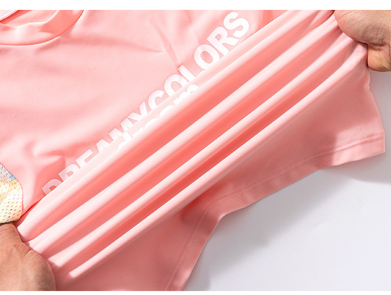 Chất liệu co giãn 4 chiều của quần áo bơi trẻ em giúp bé thoải mái vận động dưới nước