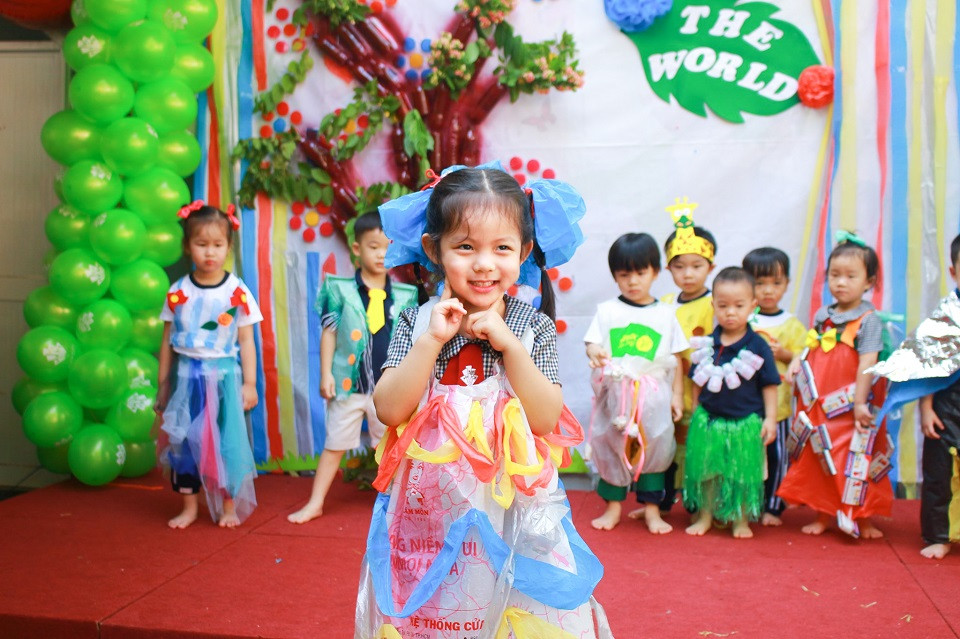 Chiếc áo khoác trẻ em được may từ vải áo mưa cũ, với các chi tiết chống nước và thiết kế năng động