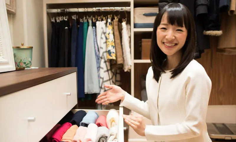 Chuyên gia Marie Kondo giới thiệu phương pháp gấp quần áo nhỏ gọn, tối ưu không gian tủ đồ