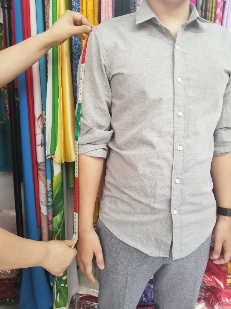 Cô dâu duyên dáng trong tà áo dài đỏ thêu hoa, quần xanh cổ vịt, tôn vinh nét đẹp truyền thống Việt