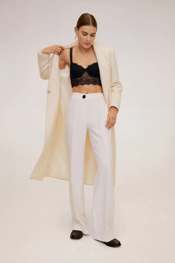 Cô gái mặc bralette đen và blazer cùng quần tây ống rộng màu xám