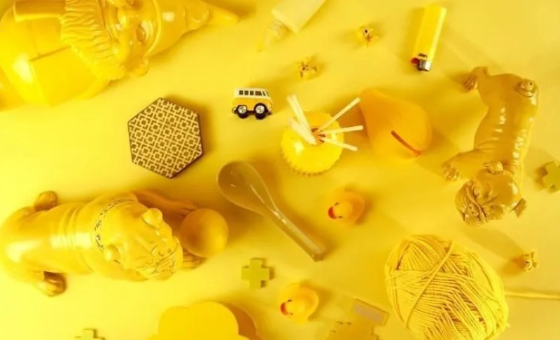 Cô gái sành điệu mặc áo khoác màu vàng tươi phối đồ năng động và thời thượng