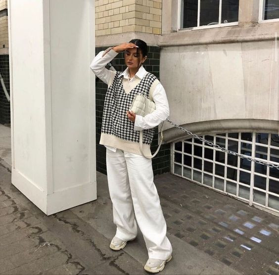 Công thức phối đồ layering với quần jean trắng ống rộng, sơ mi và áo len gile