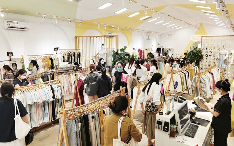 Cửa hàng Envy đông khách vào cuối tuần, địa chỉ shop quần áo Gò Vấp được giới trẻ yêu thích