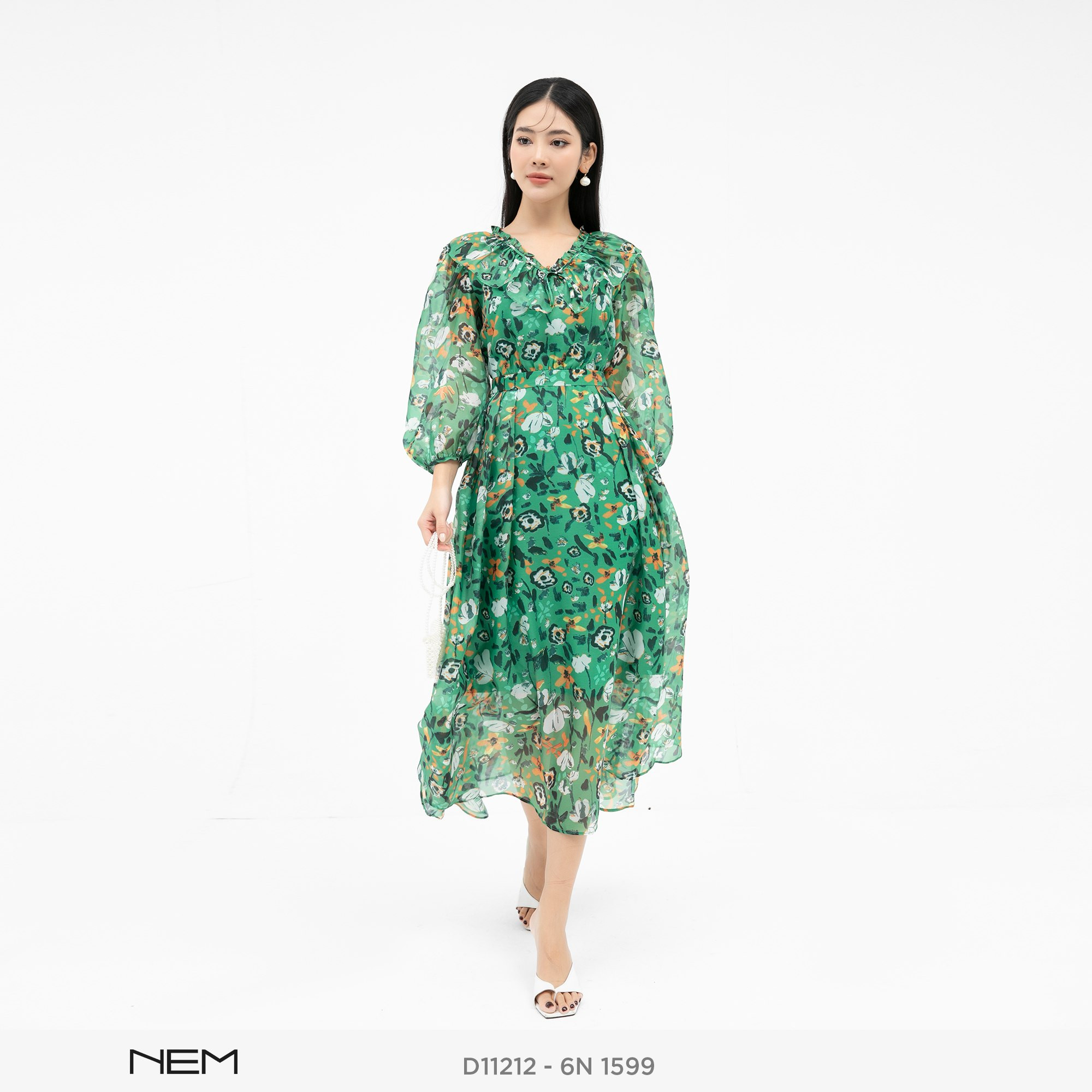 Đầm hoa nhí nữ tính giúp tôn dáng và mang lại vẻ ngoài tươi trẻ, cuốn hút