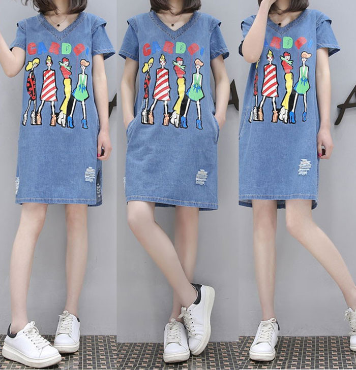Đầm jean bigsize form suông cá tính với chi tiết wash rách và họa tiết cô gái