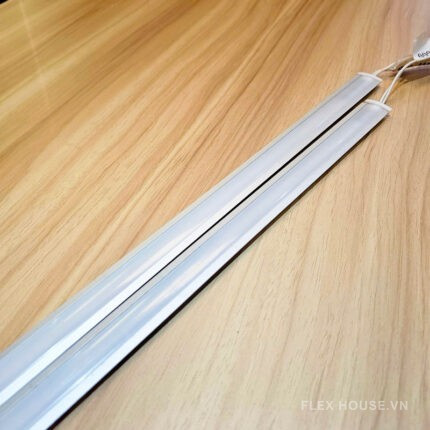 Đèn LED âm tủ dạng thanh màu trắng, chiếu sáng nội thất tủ quần áo hiện đại, giúp dễ dàng tìm kiếm đồ vật.