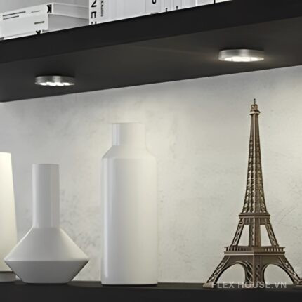 Đèn LED tròn Hafele màu trắng ấm 58mm, tạo không gian sang trọng và ấm cúng cho tủ quần áo hoặc tủ trưng bày.