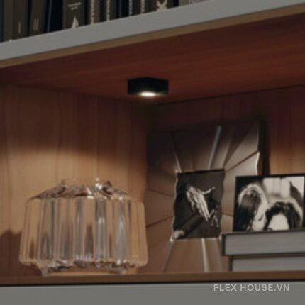 Đèn LED tròn nhỏ gọn Hafele 12V, ánh sáng trung tính 4000K, phù hợp chiếu sáng bên trong tủ quần áo hoặc ngăn kéo.