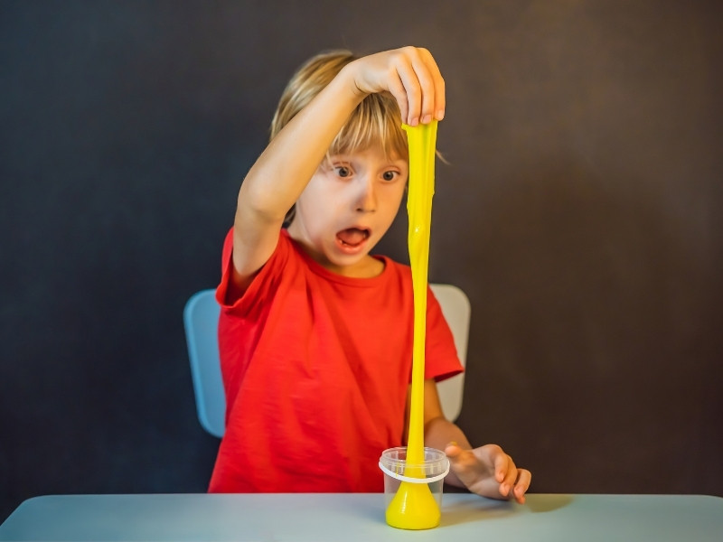 Đồ chơi slime nhiều màu sắc, mềm dẻo, chất nhờn ma quái, đang được trẻ em yêu thích