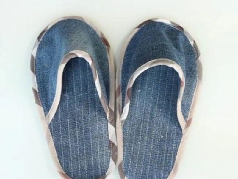 Đôi dép đi trong nhà êm ái làm từ vải jean cũ, vừa ấm áp vừa thể hiện sự sáng tạo trong tái chế