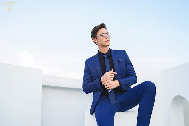 Đôi giày tây màu xanh tím than lịch lãm, phối cùng quần âu đen tạo nên phong cách sang trọng và chuyên nghiệp.