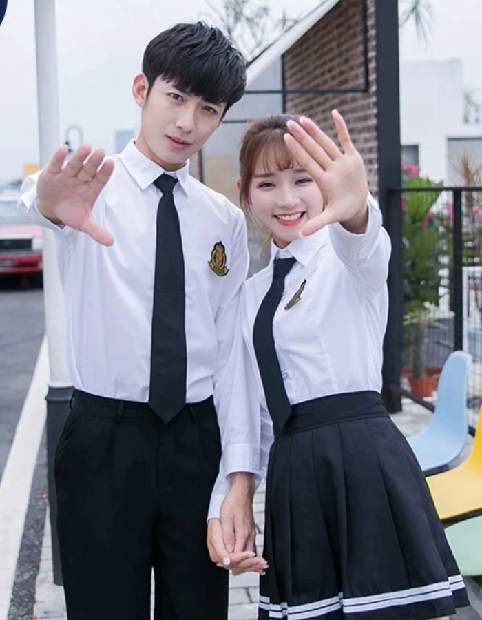 Đồng phục học sinh Nhật Bản với áo sơ mi trắng, quần tây đen hoặc chân váy xếp ly, toát lên vẻ thanh lịch