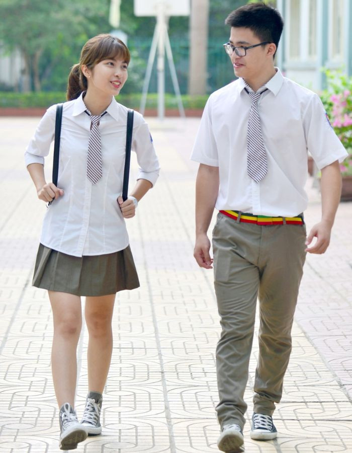 Đồng phục quần tây áo trắng học sinh trường Quốc tế Việt Úc với cà vạt sọc xanh và chân váy xếp ly, phong cách hiện đại