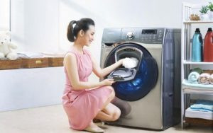 Đống quần áo đủ loại đang chờ được giặt hơi nước để loại bỏ vết bẩn, vi khuẩn và mùi hôi hiệu quả.