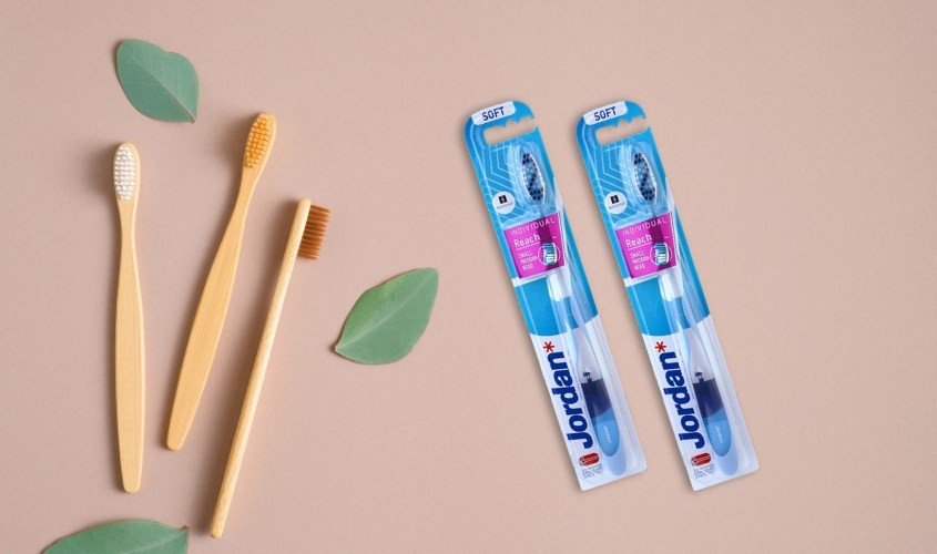 Dùng bàn ủi nóng để làm mềm và chuyển vết kẹo cao su từ quần áo sang bìa cứng