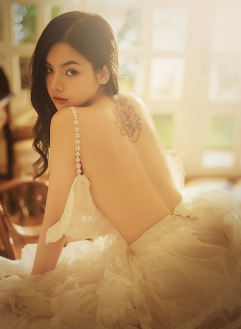 Gái xinh quay lưng cởi áo, khoe bờ lưng trần nuột nà, tư thế đầy lôi cuốn