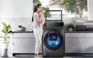 Gia đình đang sử dụng máy giặt hơi nước thông minh tích hợp AI và IoT, tối ưu hóa việc giặt giũ quần áo.