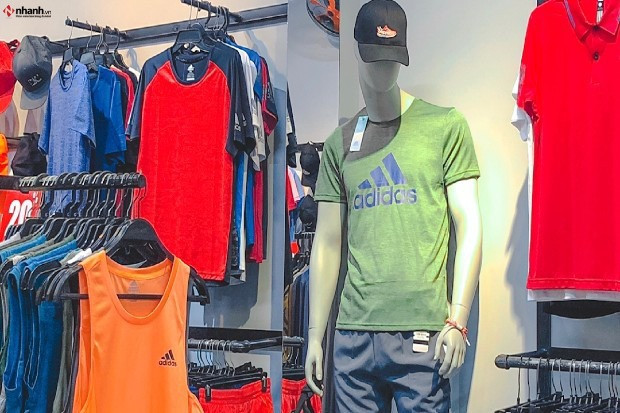 Giá kệ trưng bày đa dạng mặt hàng quần áo thể thao trong mô hình shop