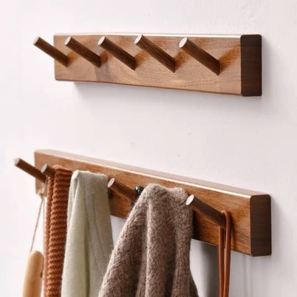 Giá treo quần áo gắn tường bằng gỗ tự nhiên, thiết kế đơn giản nhưng sang trọng, tối ưu không gian cho phòng ngủ