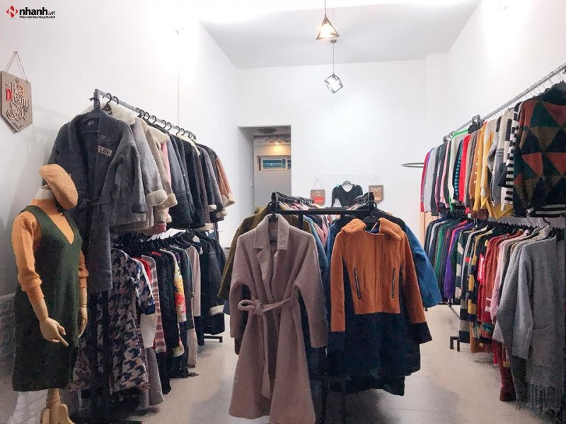 Gian hàng quần áo Secondhand được sắp xếp gọn gàng, một mô hình shop quần áo độc đáo