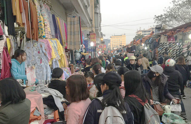 Gian hàng quần áo tại chợ Nhà Xanh, nơi cung cấp các mẫu thời trang sinh viên, năng động.